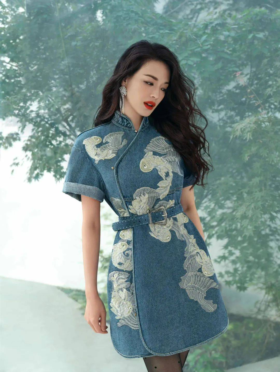 杨幂爱的大翡翠新中式穿搭,都给于正种草上了?_旗袍_元素_传统