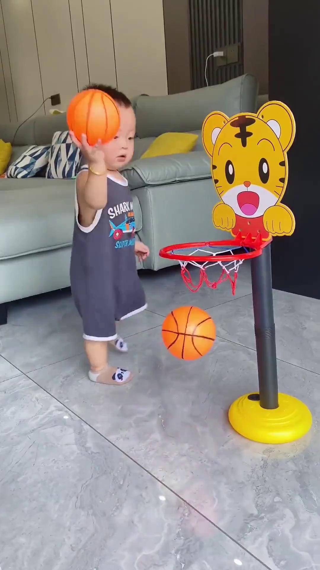 一岁以后的宝宝多运动,这个投篮玩具在家就可以锻炼儿童玩具 篮球架