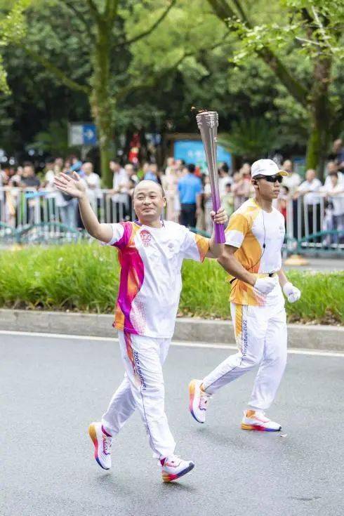 刘松荣是全国技术能手,全国青年岗位能手,在现场,他