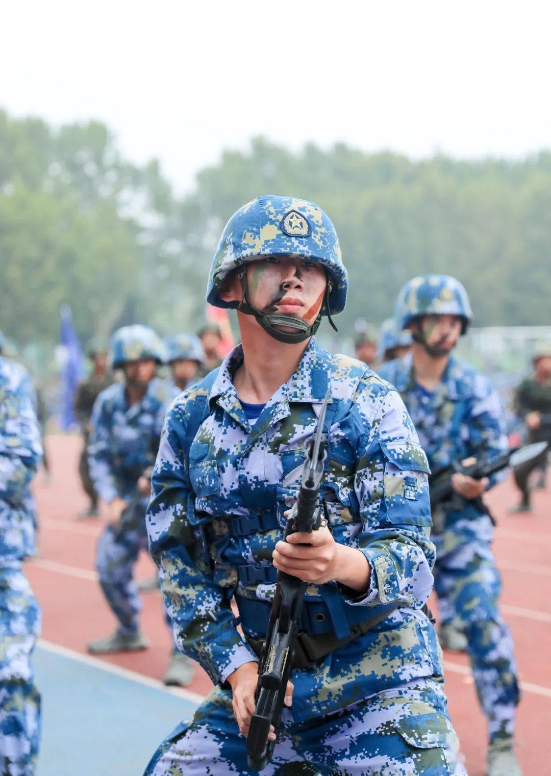 我校举行2023级新生军训会操暨开学典礼_南信院_方阵_同学