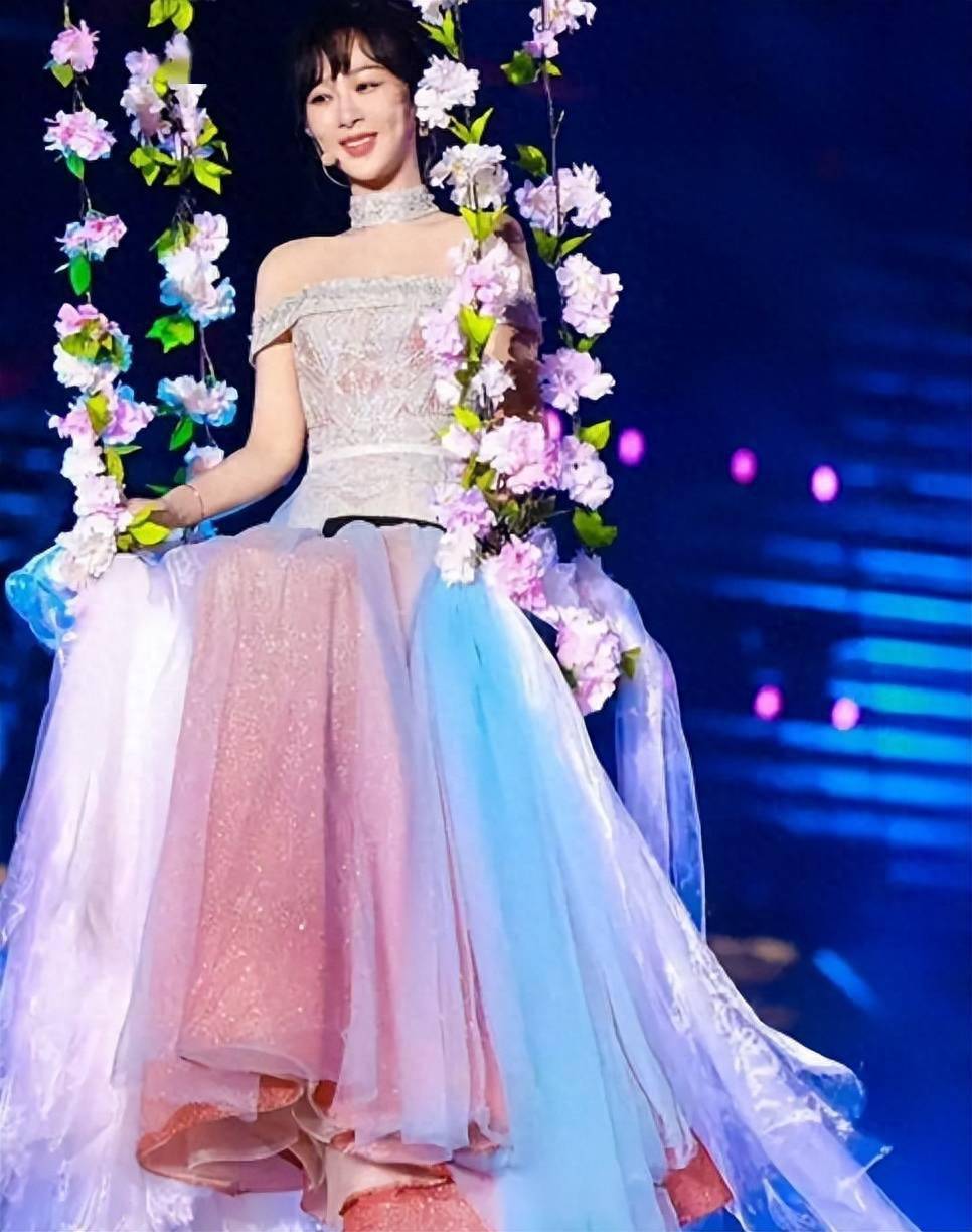 杨紫录制《我们的美好生活》,短裙露细直美腿,女神范十足!