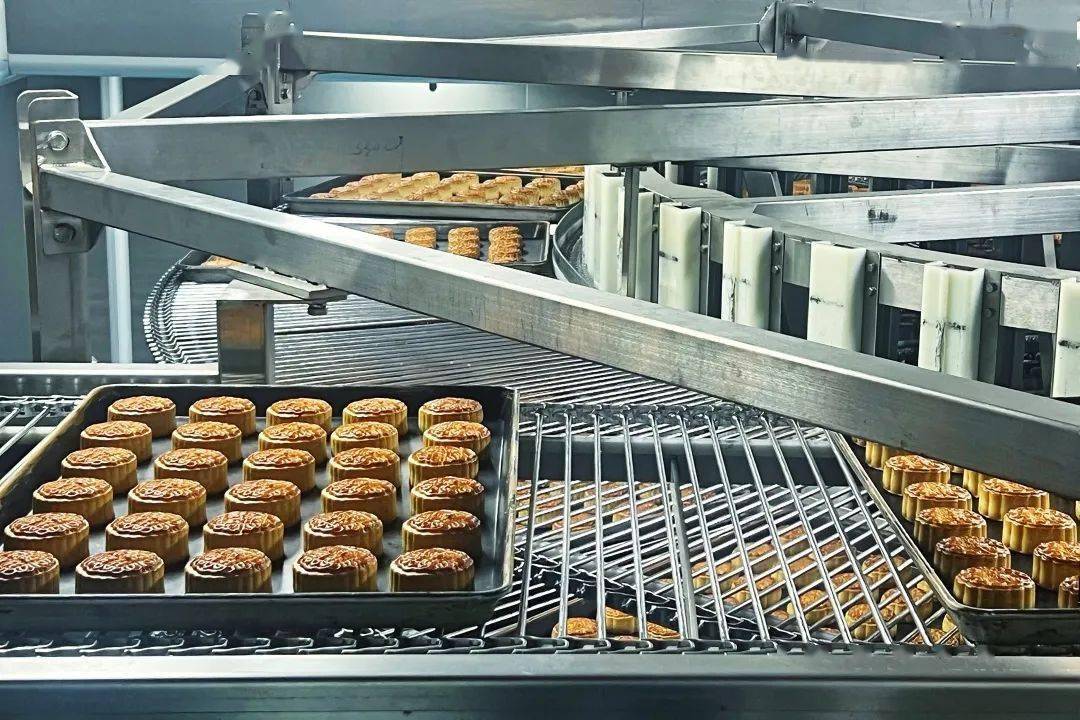 记者看到,在荃盛集团生产车间,传统广式月饼的生产基本实现自动化