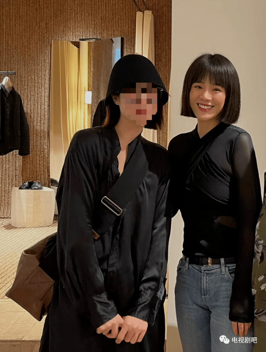 9月30日,不少网友晒出自己在巴黎街头偶遇马思纯的合照,马思纯热情地