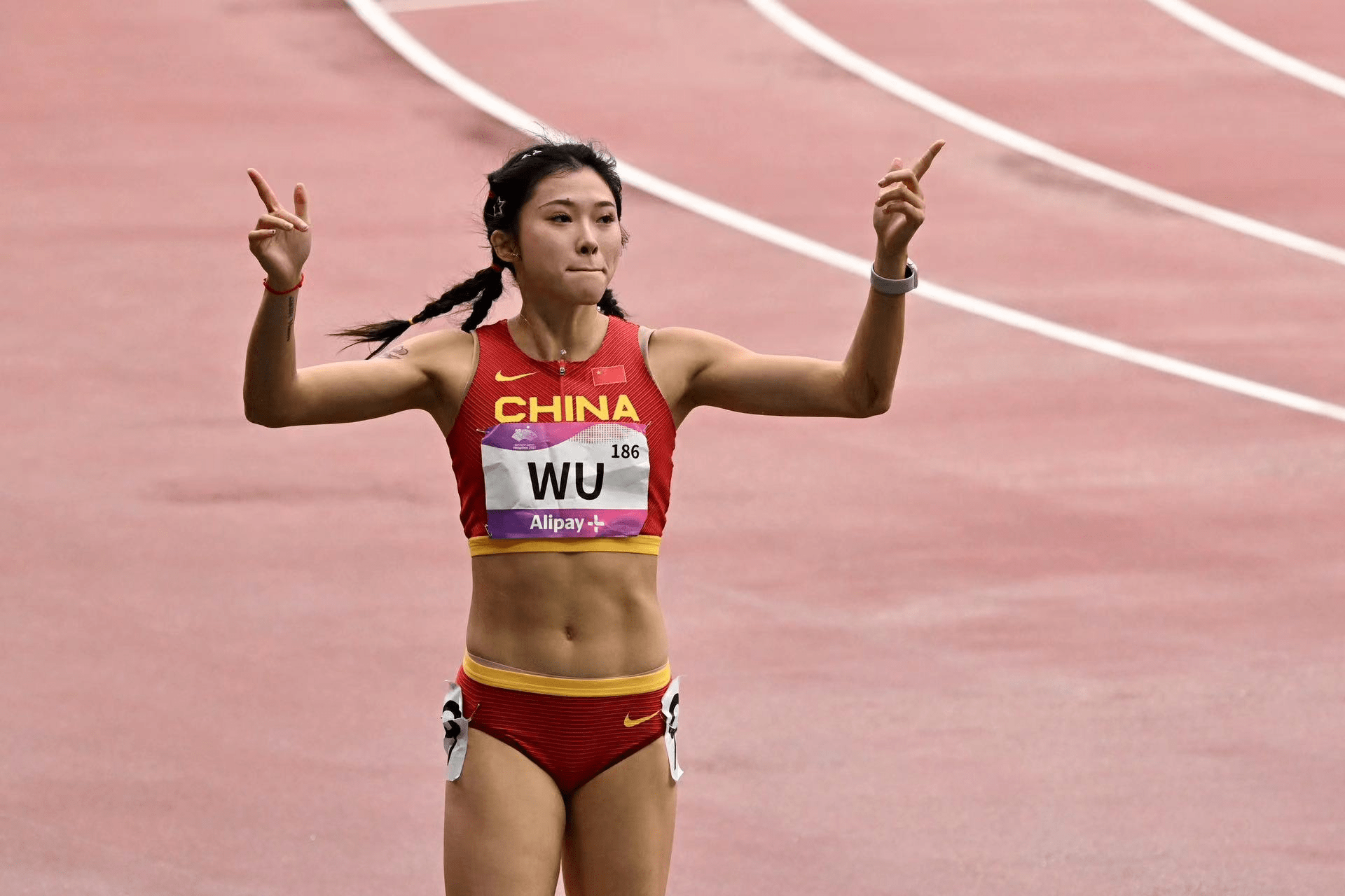 吴艳妮来了！100米栏预赛成绩第一晋级 | 极目新闻