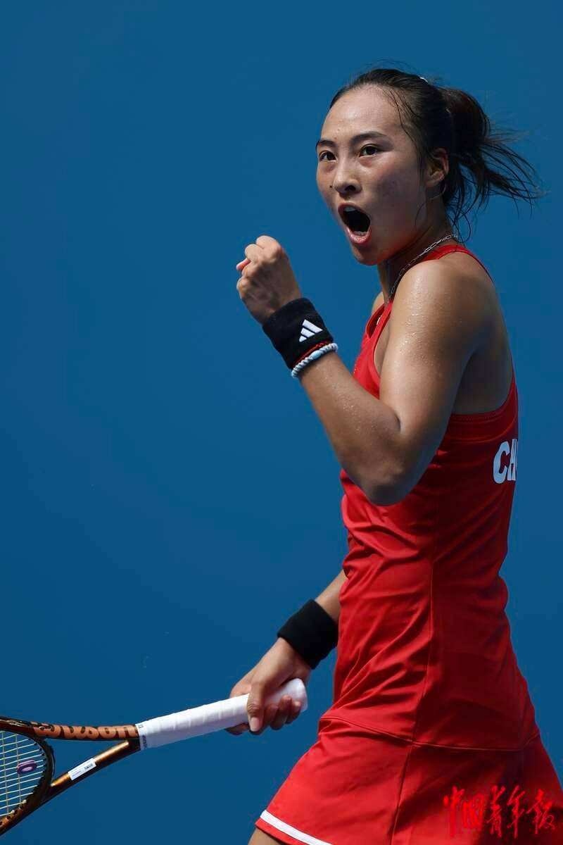 回顾郑钦文亚运网球女单夺冠瞬间 "中国德比" 金花同举国旗_中青报