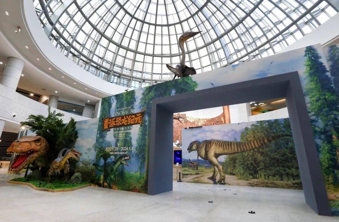 9月29日,"重返恐龙纪元——大型科普艺术巡回展"在中国港口博物馆阳光