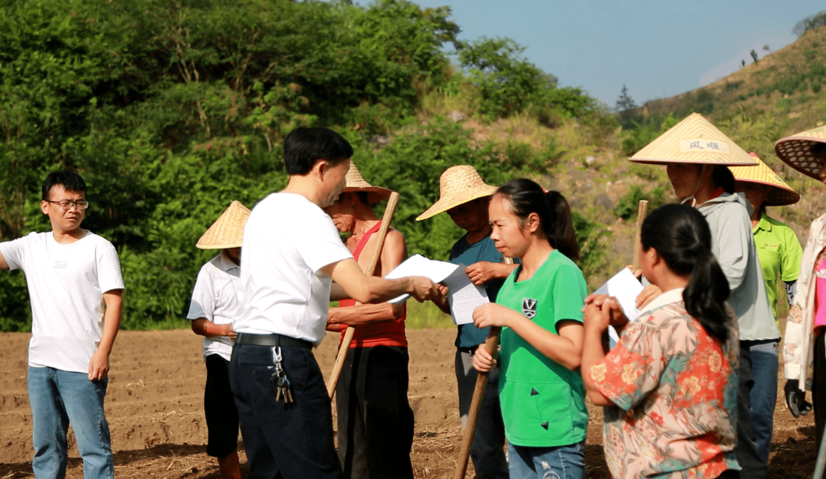 发放农技宣传知识(平塘县融媒体中心供图)在金盆街道苗二河村油菜育苗