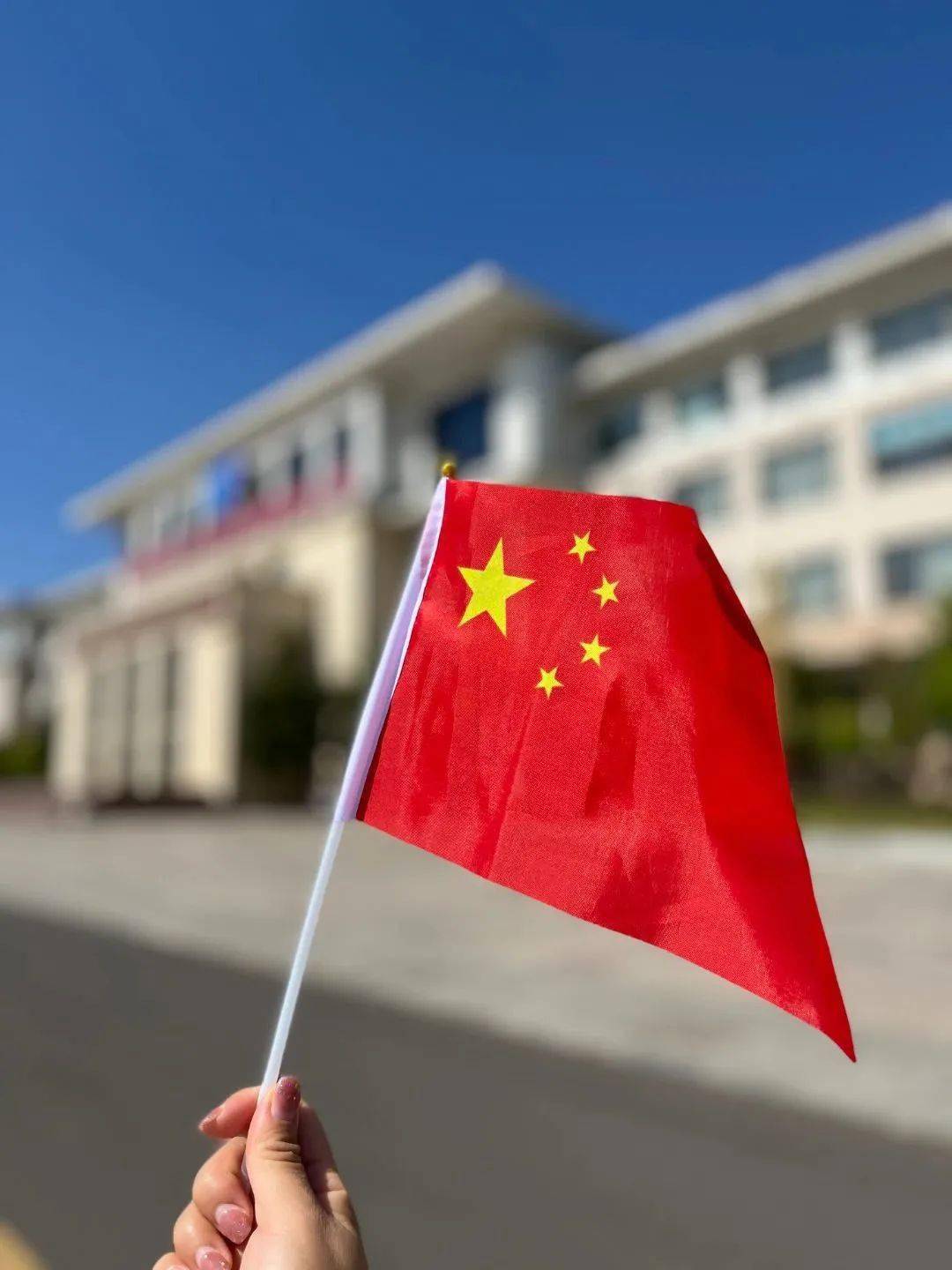 每一面国旗都代表一颗中国心与国旗同框 与祖国同行一张张热情洋溢的