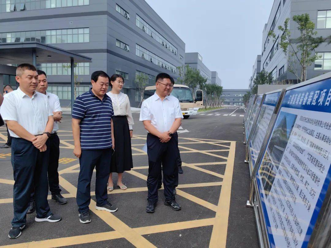 李良华区长强调,各级各部门要牢固树立"项目为王"理念,抢抓施工黄金期