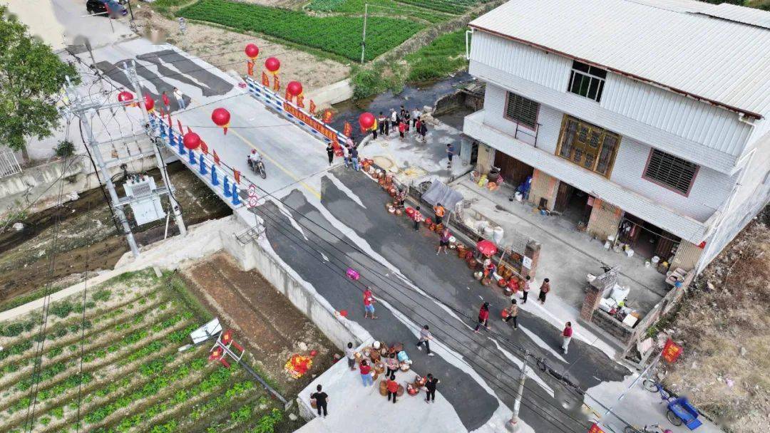 当天上午,记者来到乐峰镇福山村,只见一座崭新大桥横跨双溪口,桥梁