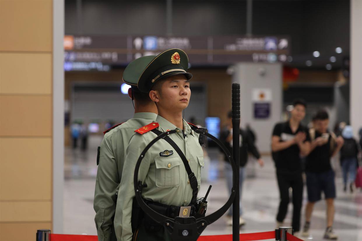 组图|星夜坚守,武警官兵"双节"护卫旅客平安出行_哨兵_北京西站_陈春