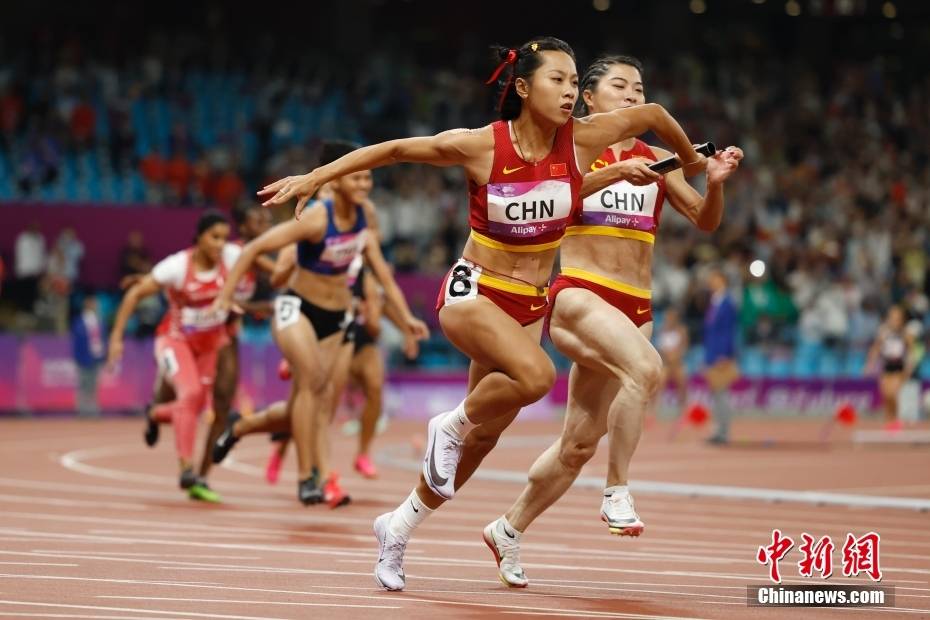 (杭州亚运会)中国队获得田径女子4x100米接力冠军_中新社_葛曼棋_袁琦琦