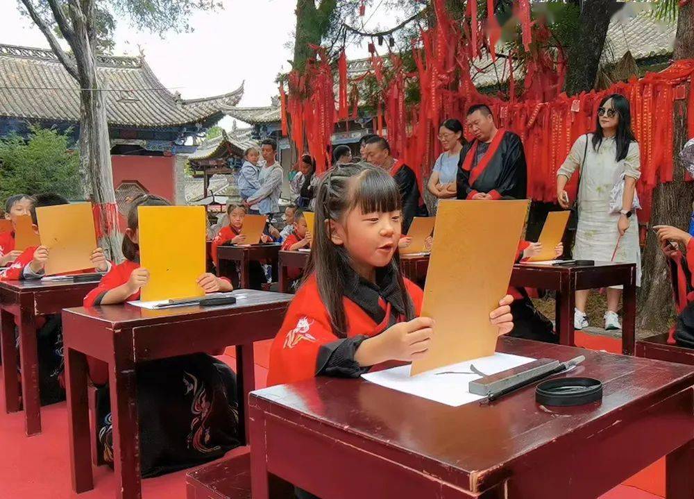 通海文庙"开笔礼":让大家感受中华传统文化的魅力_活动_先生_孩子