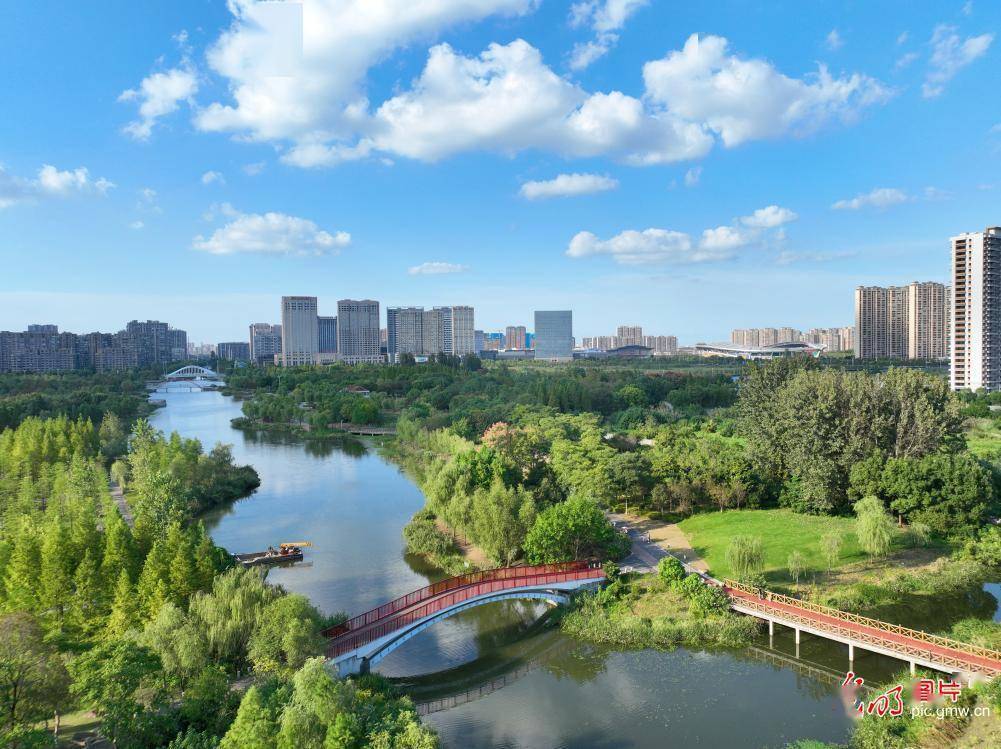 公园依龙游河按照生态,节约,低碳的建设原则进行整治和生态改造而成