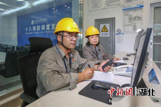 丹江口水库工作人员坚守坝顶启闭闸门护安澜_张光林_泄洪_汉江