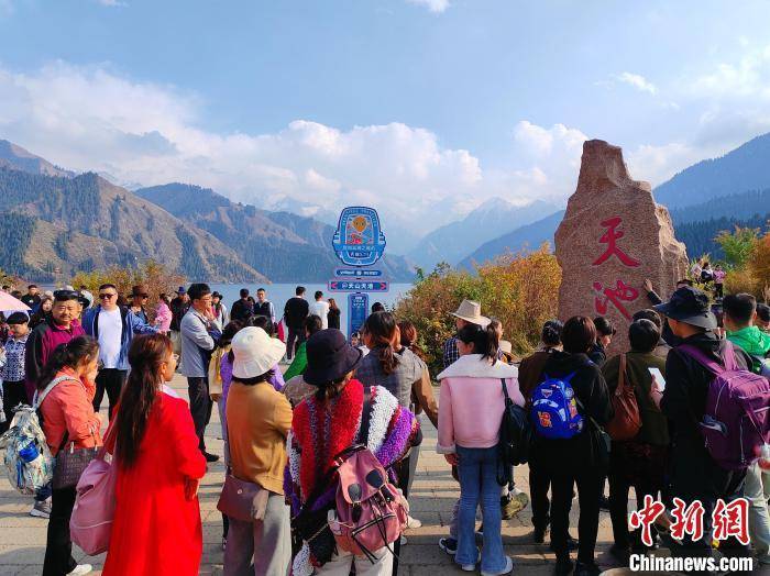 中秋、国庆“双节”期间新疆天山天池景区迎来旅游小高峰 