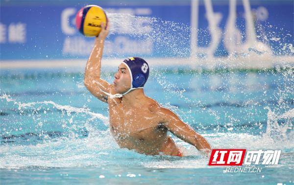 陈杰)10月6日晚,杭州亚运会男子水球展开了半决赛的角逐,湖南运动员彭