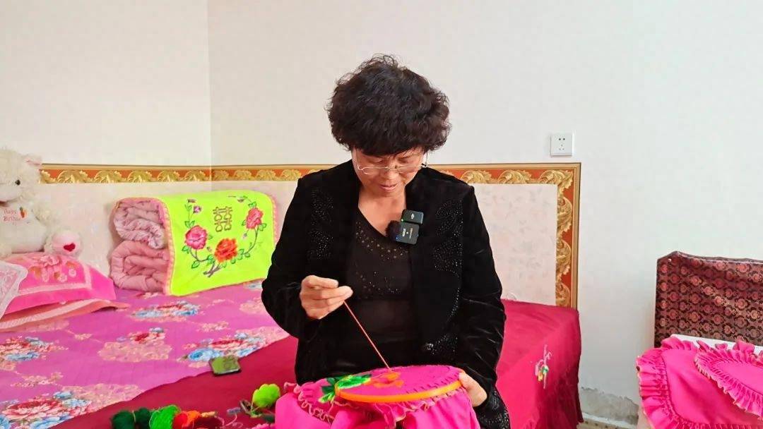 白心莲:巧手"绣"出新生活_刺绣_村民_快手