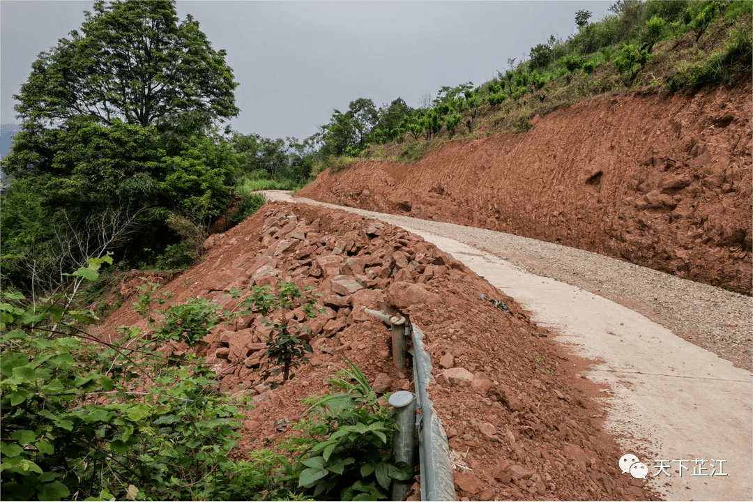 打好安全生产翻身仗丨罗卜田乡开展临水临崖危险路段整治 打造安全