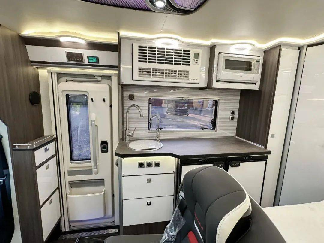 罗曼特斯t型海豚小额头房车 福特全顺t8底盘 双航空座椅布局 精致商旅