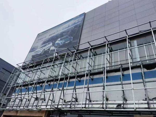 虽然门头上还有着威马的标志,但是玻璃门里面已经在重新装修,遍地都