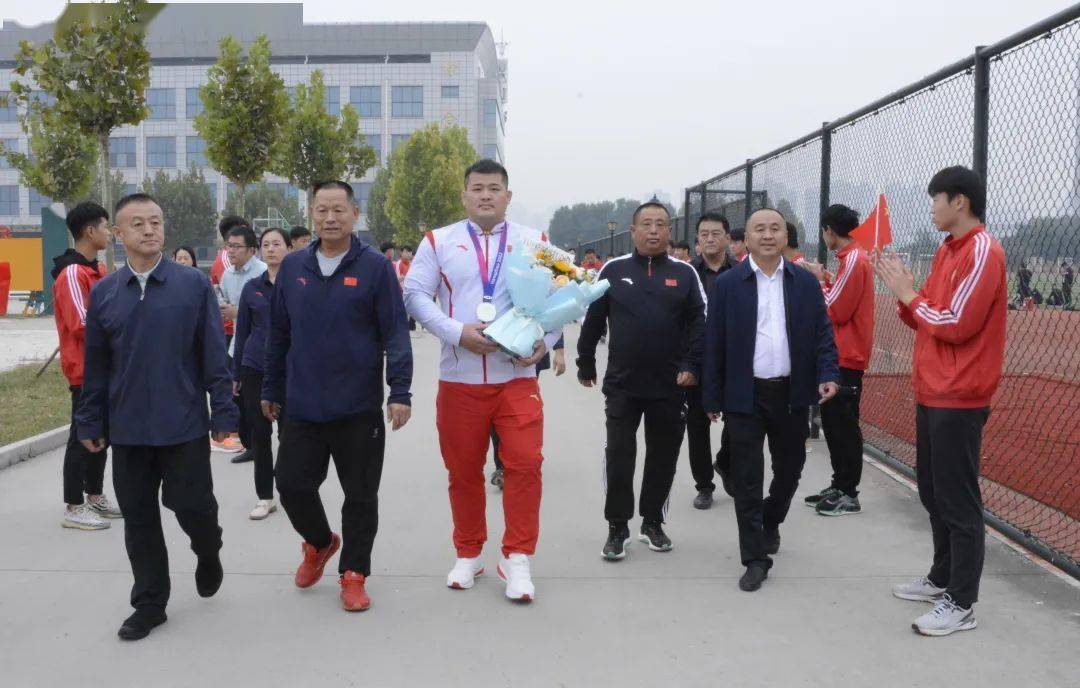 杭州亚运会亚军获得者菏泽运动健儿孟令哲载誉返回母
