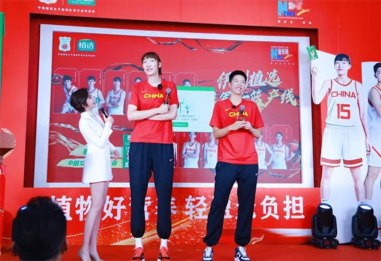 央视长腿美女1米71,合影2米1韩旭,自嘲秒变小短腿_中国女篮_身高_紫檀