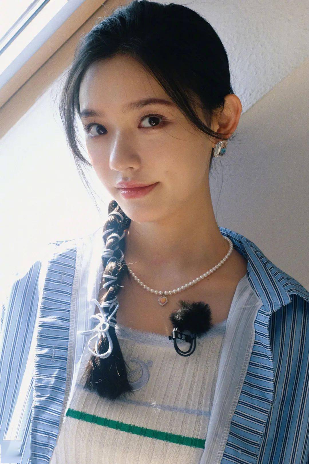 林允的马尾用细丝带缠绕扎成一根辫子利落酷爽额前中分刘海自然垂落