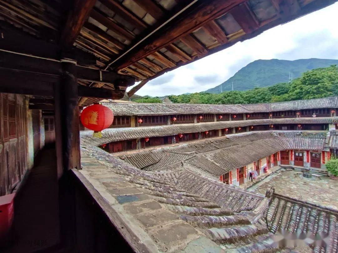一天,有着200多年历史的泰华楼披红挂彩,蓝屋畲民穿戴独特的畲族服装