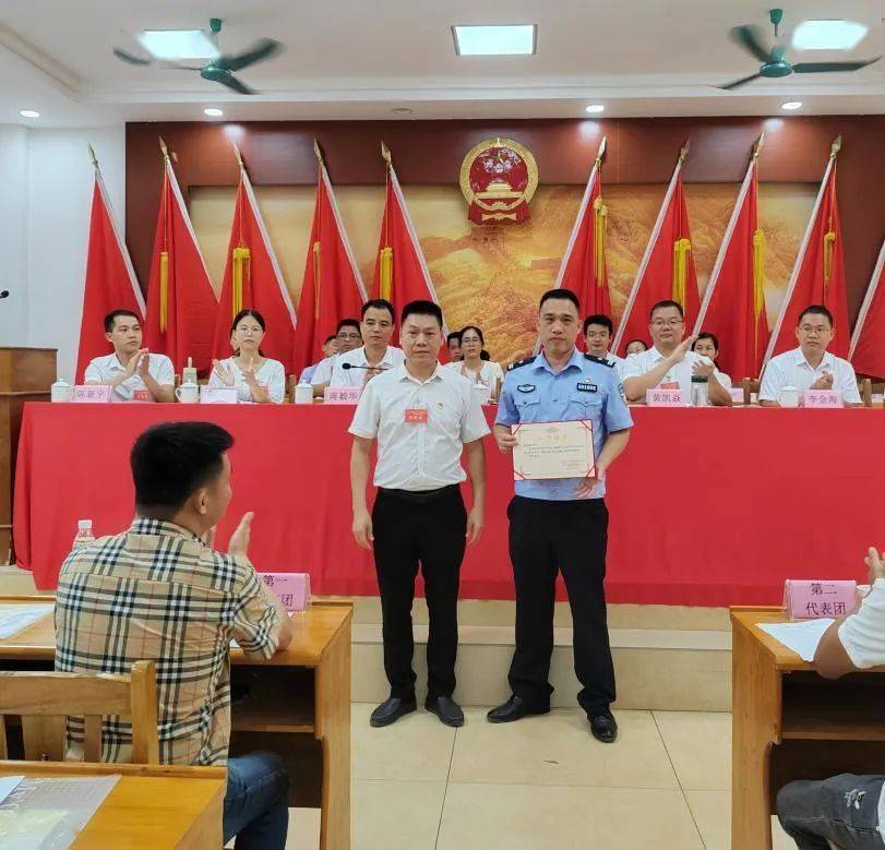 图为梁光辉当选木乐镇人民政府副镇长