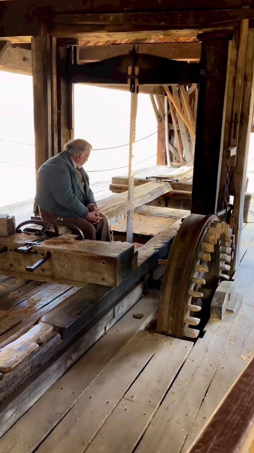 使用了几百年的水力木锯木工diy 木工坊 木工机械 锯木头 木工课程