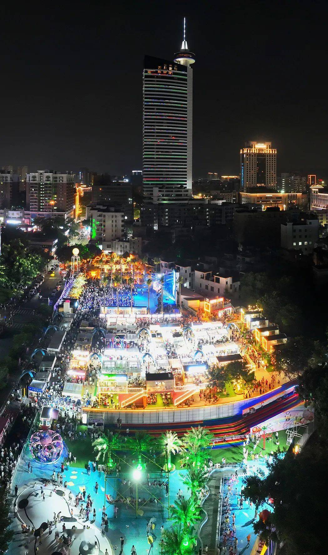 区位优势明显,夜间经济活跃繁荣,催生了万达广场,黄金小镇,厚街时光