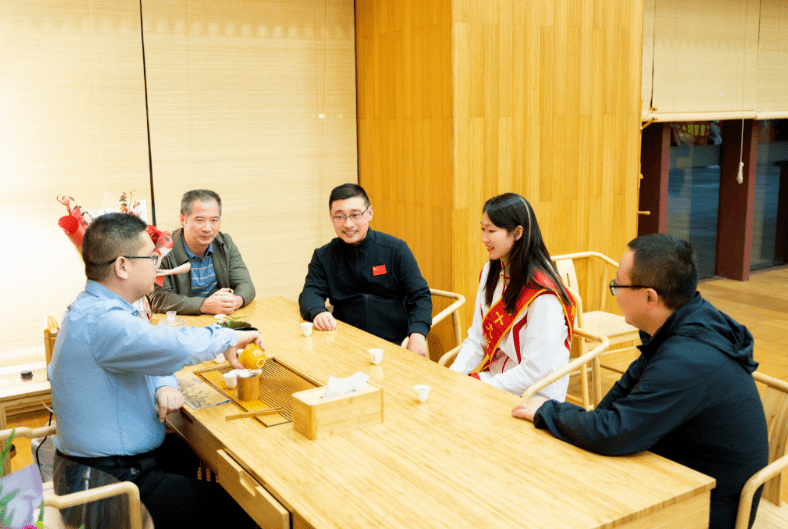 回到家乡浦城,南平市政府副市长林湫,浦城县委书记沈晓文先后慰问并 