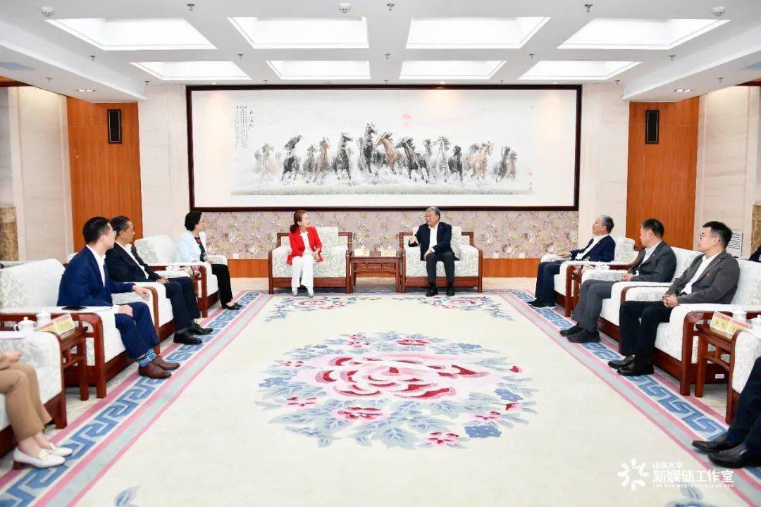 华熙生物董事长赵燕女士向山东大学捐赠支持医学教育与科技事业发展