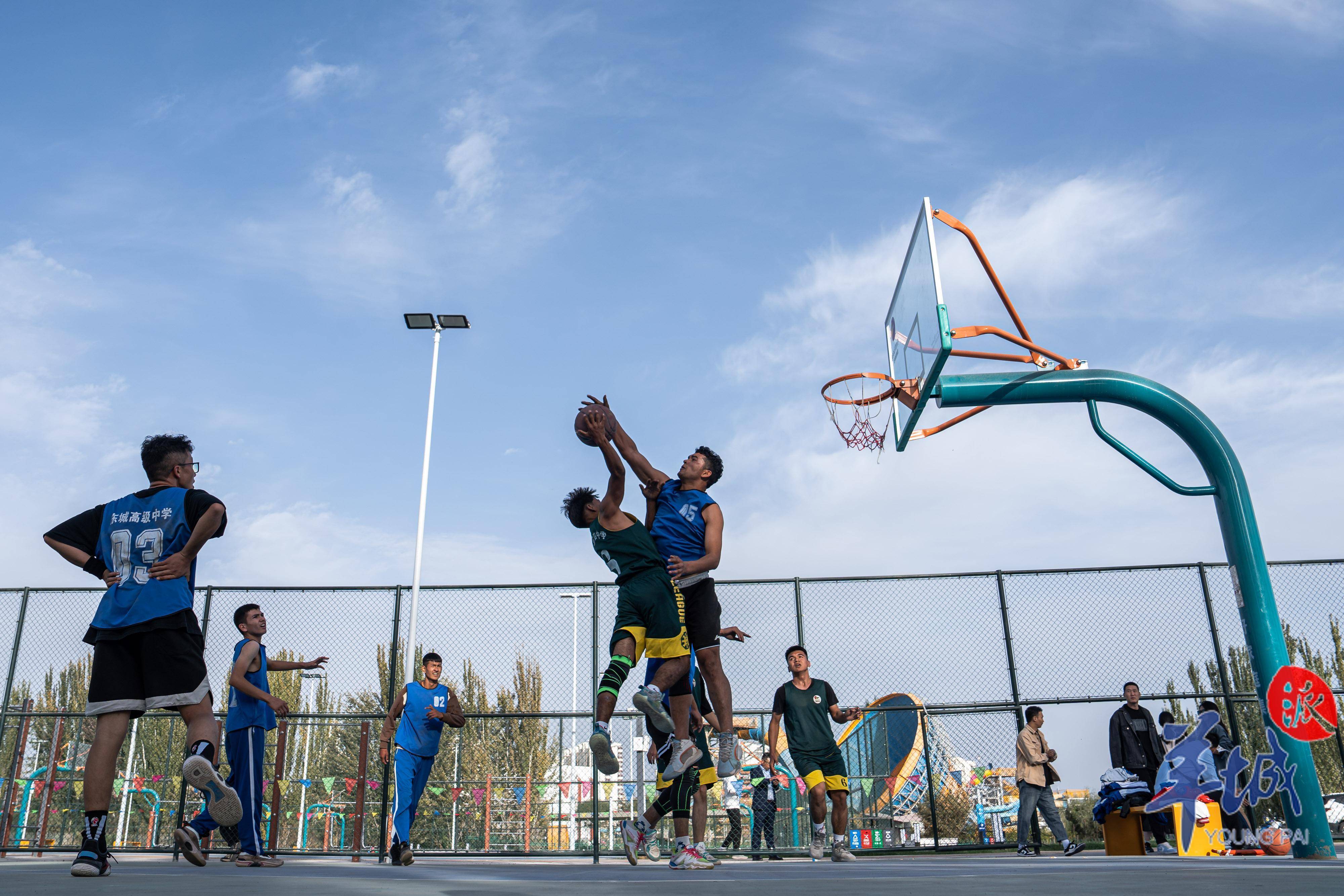 羊城晚报全媒体记者在现场看到,有很多喀什中学篮球队的