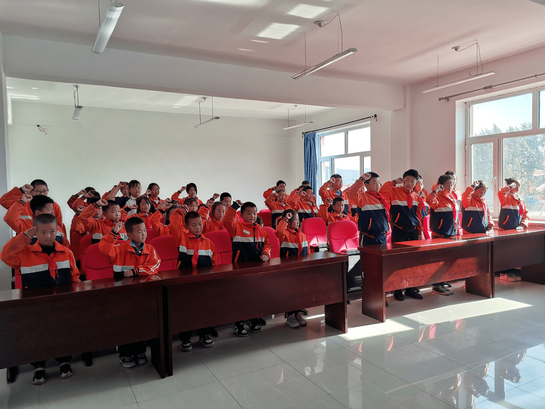 振兴乡学校黑金河学校汤原县第一中学香兰镇中心学校扫码关注我们来