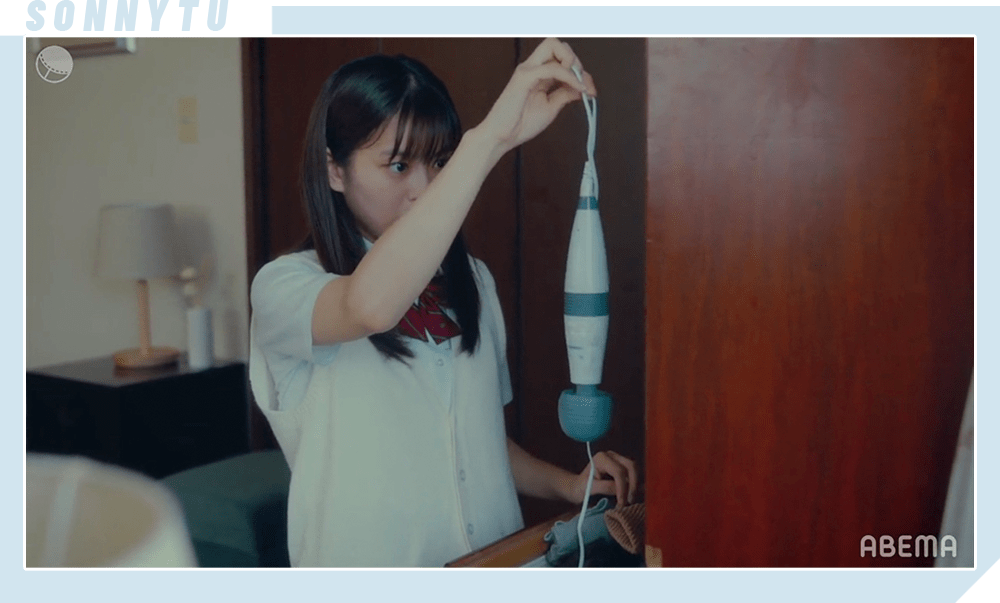 一次起夜,咲良听到妈妈房间传来震动和呻吟声,之后又不小心在妈妈衣柜