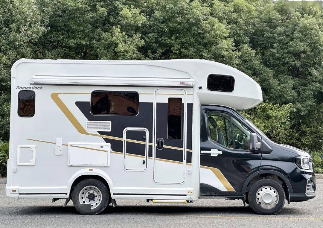 罗曼特斯海豚系列c型房车 福特全顺t8底盘 l型沙发布局 通透雅致旅居