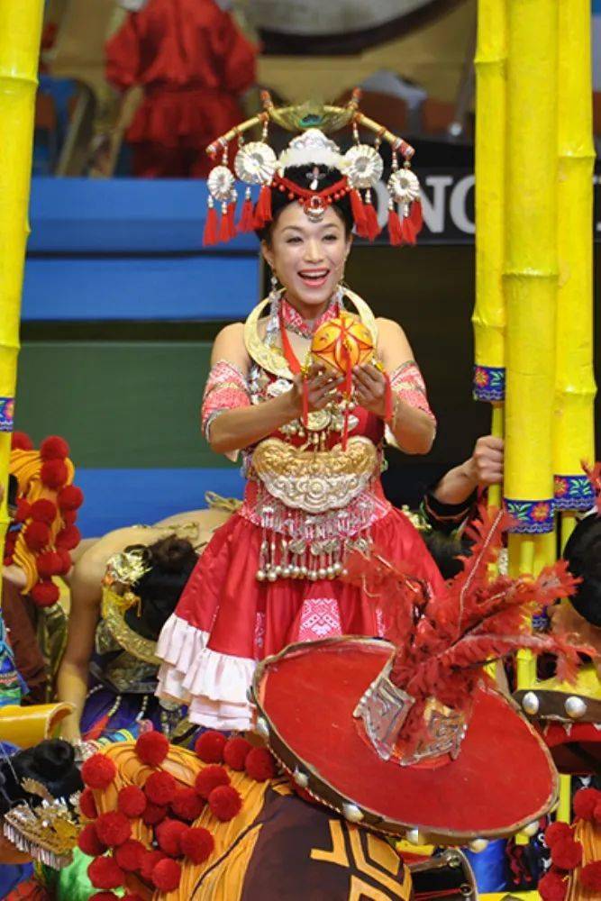 登上广西南宁国际民歌艺术节的舞台大学三年级时陈春燕接触声乐