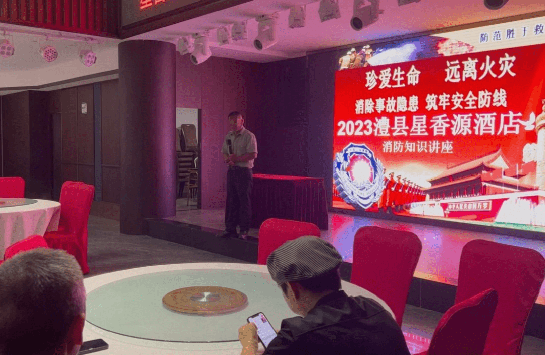这是哪出？消防员当场带走“消防员”