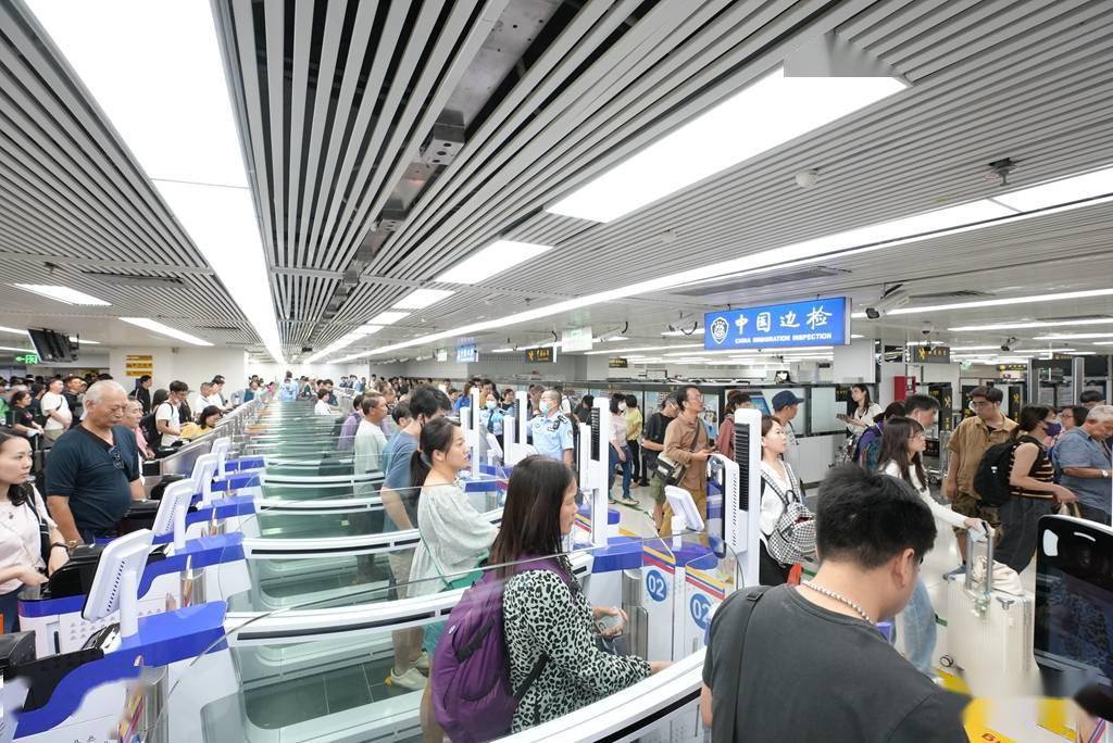 (罗湖边检站供图)深圳新闻网2023年10月23日讯(记者 张玲 通讯员 陈琪