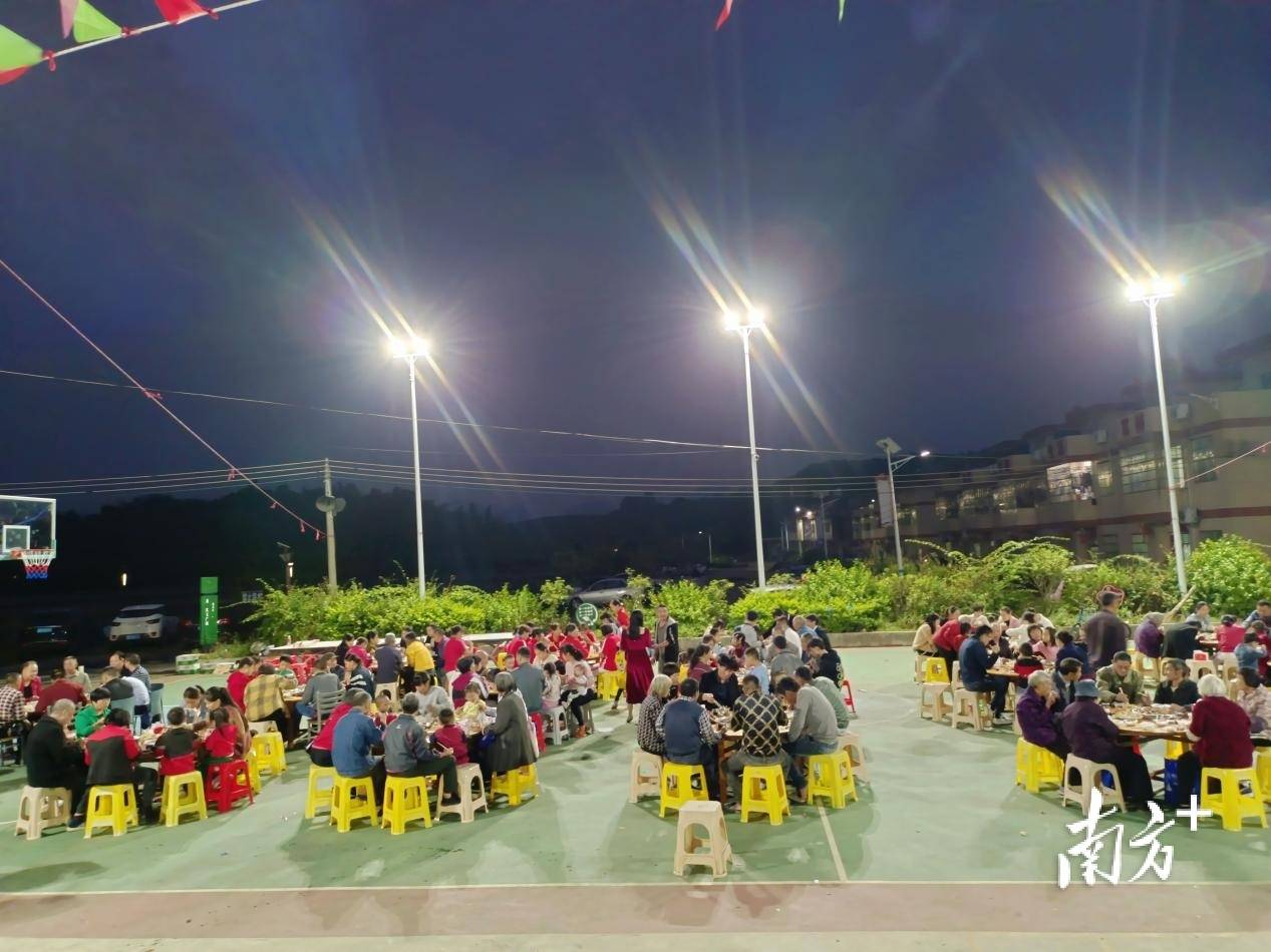 吃特色美食,看儿童表演……石灰铺镇勤丰村这场重阳敬老活动真热闹