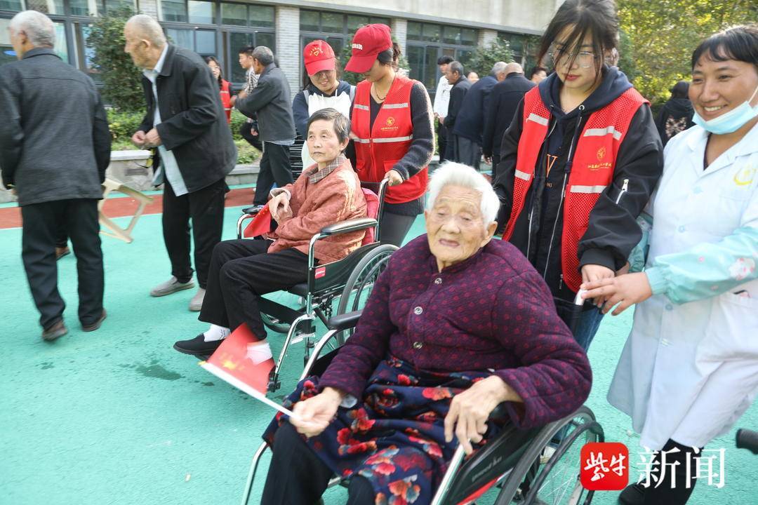 10月23日下午,盐东镇新时代文明实践所在千鹤湾亭湖养老中心开展"情暖