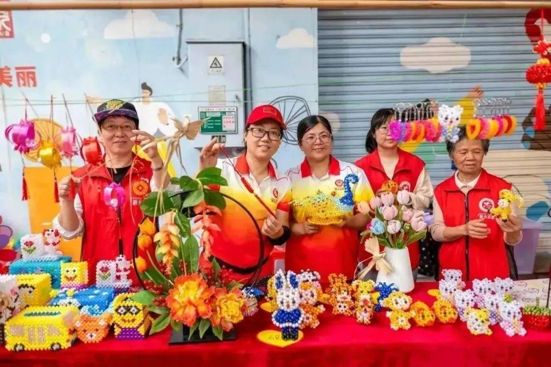 活动现场设有爱心风车区,爱心香囊区,手工坊"爱心饰品"区,验光咨询区