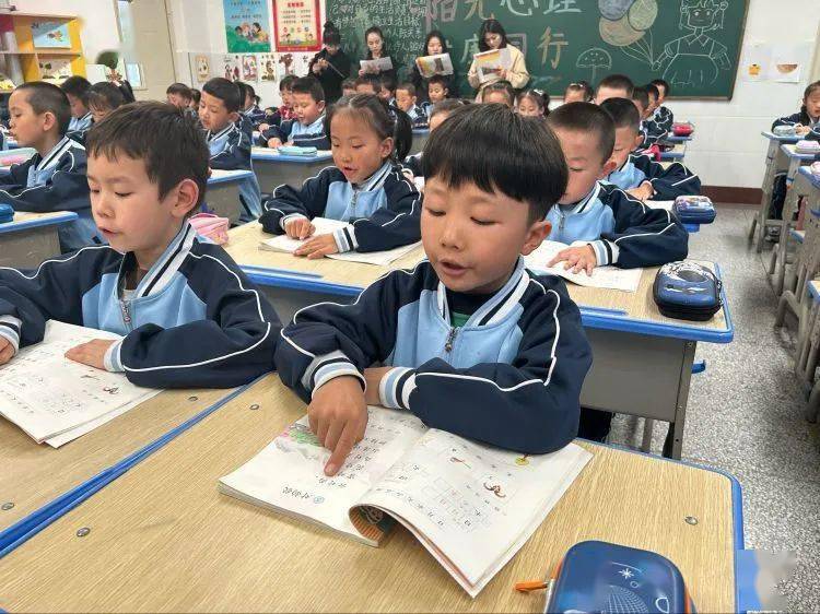 【魅力校园】十里铺小学一年级常规验收活动_课堂_口令_坐姿