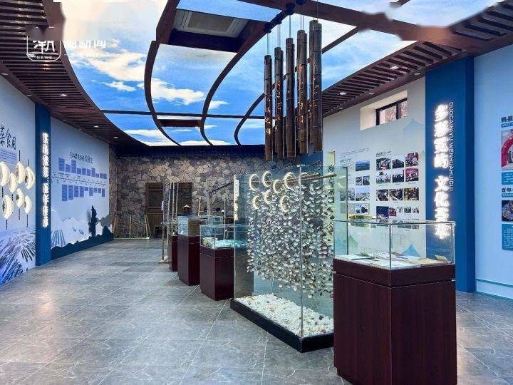 紫菜馆内,一抹亮眼的蓝色系装饰,仿佛是将窗外的场景1:1的搬进了博物