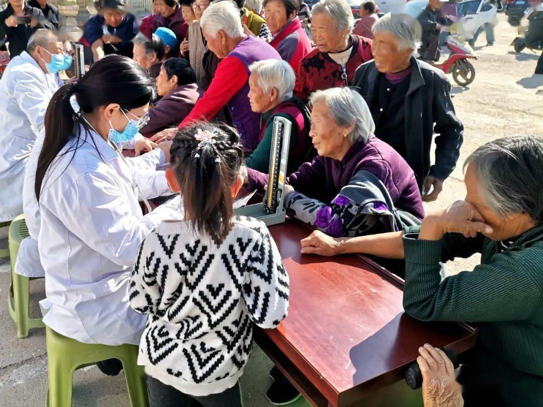 忻府区阳光爱心公益协会志愿者们为真檀村老人表演文艺节目忻州显微手