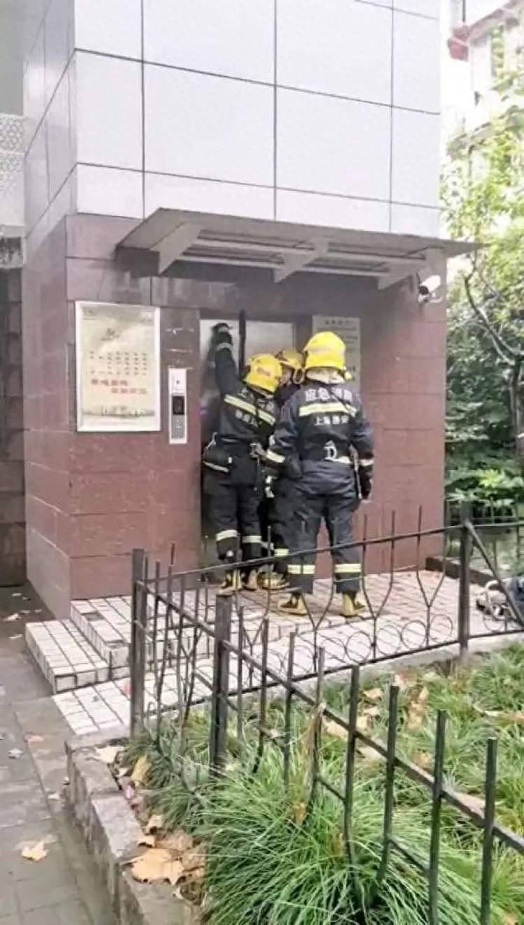 电梯突发故障11人被困！静安消防员迅速展开救助→ 救援 人员 情况