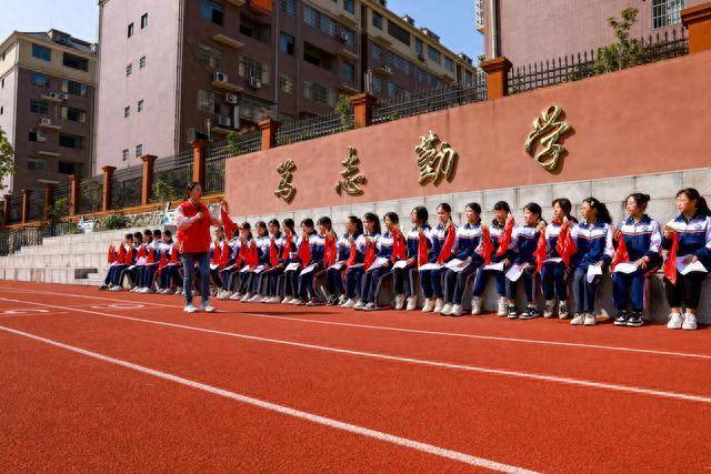 怀化市金时中学副校长舒丹说:" 通过喜闻乐见的文艺演出活动,进一步