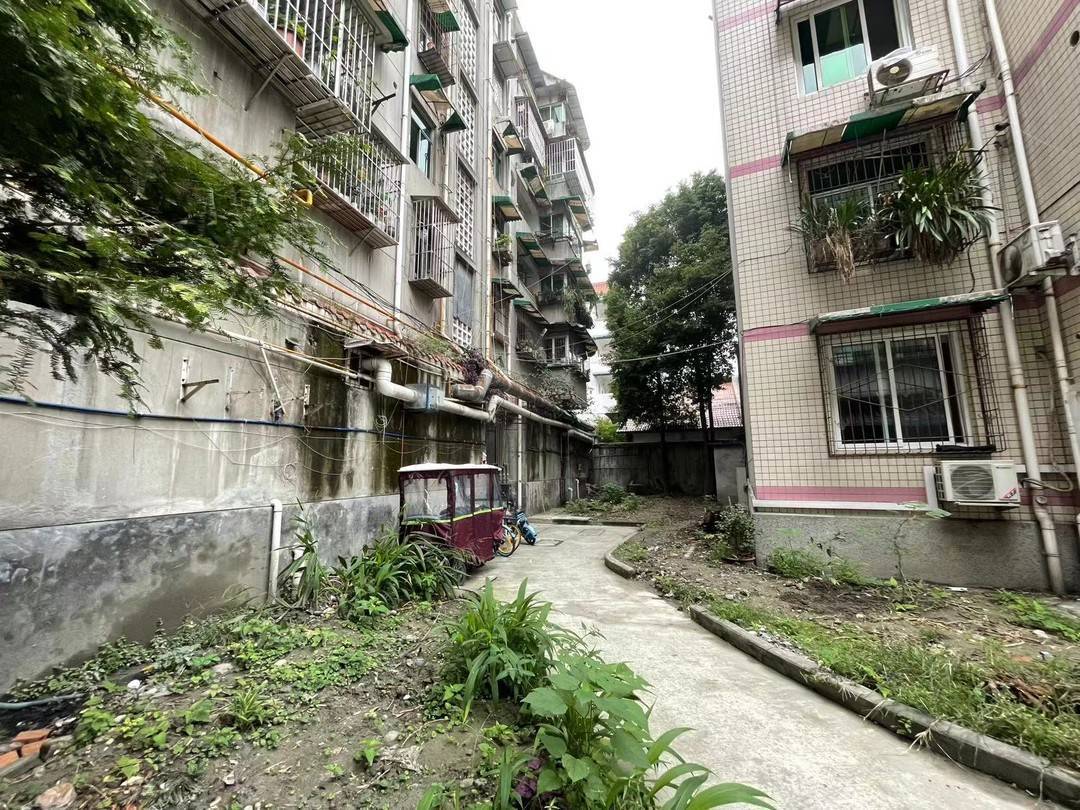 "10月25日,成都市温江区柳城街道迎晖路125号院居民段厚清对前来回访